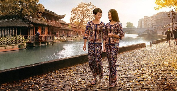 3. Hãng Singapore Airlines: Các nữ tiếp viên hãng Singapore Airlines mặc bộ đồng phục nổi tiếng được thiết kế dựa trên trang phục truyền thống Sarong Kebaya của người Singapore. Trang phục này được thiết kế bởi nhà thiết kế thời trang người Pháp, Pierre Balmain, trên loại vải batik truyền thống. Bộ đồng phục được sử dụng từ năm 1972 tới nay (chỉ với vài thay đổi nhỏ) và đã trở thành biểu tượng của hãng. Màu sắc của trang phục thể hiện cấp độ và trách nhiệm khác nhau, ví dụ tiếp viên cabin mặc màu xanh trong khi tiếp viên trưởng mặc màu đỏ.