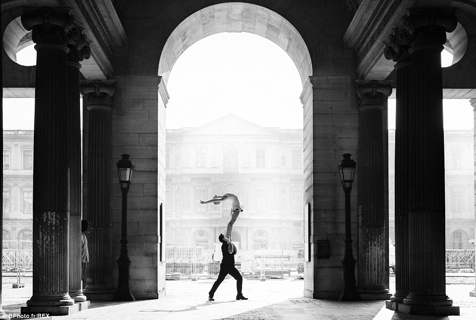 Ashlee cho biết: “Chúng tôi bắt đầu hẹn hò vào mùa hè sau chương trình và yêu xa trong 6 tháng. Richard làm ở Miami, còn tôi ở Seattle. Sau đó Richard chuyển tới Seattle và chúng tôi chuyển đến New York vào năm 2009”.