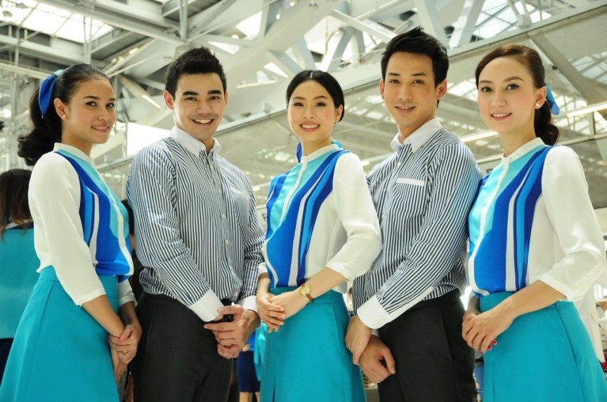 8. Hãng Bangkok Airways: Đồng phục của hãng do nhãn thời trang cao cấp Asava thiết kế với tông màu chủ đạo là màu xanh. Đây là một trong những bộ đồng phục nhiều màu sắc nhất, với các tông màu xanh khác nhau tượng trưng cho biển và trời đem lại cảm giác tươi tắn, sáng sủa và thoải mái cho hành khách.