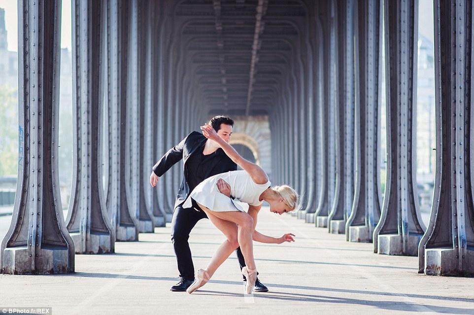 Cô cho biết: “Khi chúng tôi nhờ ai đó chụp ảnh, chúng tôi thích làm họ bất ngờ bằng cách không nói cho họ biết rắng chúng tôi sắp thực hiện một động tác nhào lộn. Thật thú vị khi thấy phản ứng của họ”.