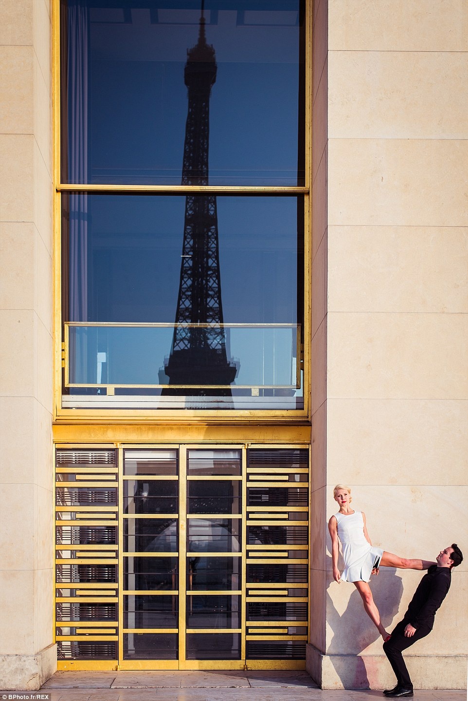 “Một vài người cố bước lại gần hơn để chụp cho chúng tôi kiểu chân dung bình thường, chúng tôi đã nhờ họ lùi lại để lấy được cả khung cảnh xung quanh”.