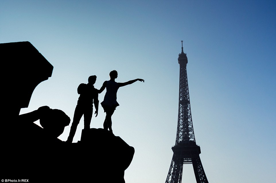 “Họ thường đồng ý một cách bối rối và lùi lại vài bước. Thường là sự ngạc nhiên sẽ khiến bức ảnh không được đẹp do họ mải nhìn chúng tôi thay vì nhìn màn hình, nhưng với chúng tôi đó là một lời khen ngợi”.