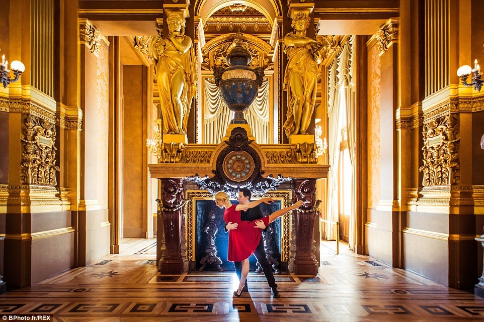 Trong bức ảnh này, cả hai đang thực hiện một tư thế lượn trước lò sưởi khổng lồ ở Opera Garnier, Paris.
