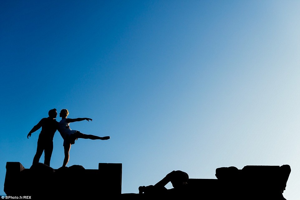 Cả hai đã cố gắng rất nhiều để có được một bức ảnh hoàn hảo. Tại đây, họ tạo dáng trên đỉnh bức tượng ở bảo tàng Trocadero, Paris.