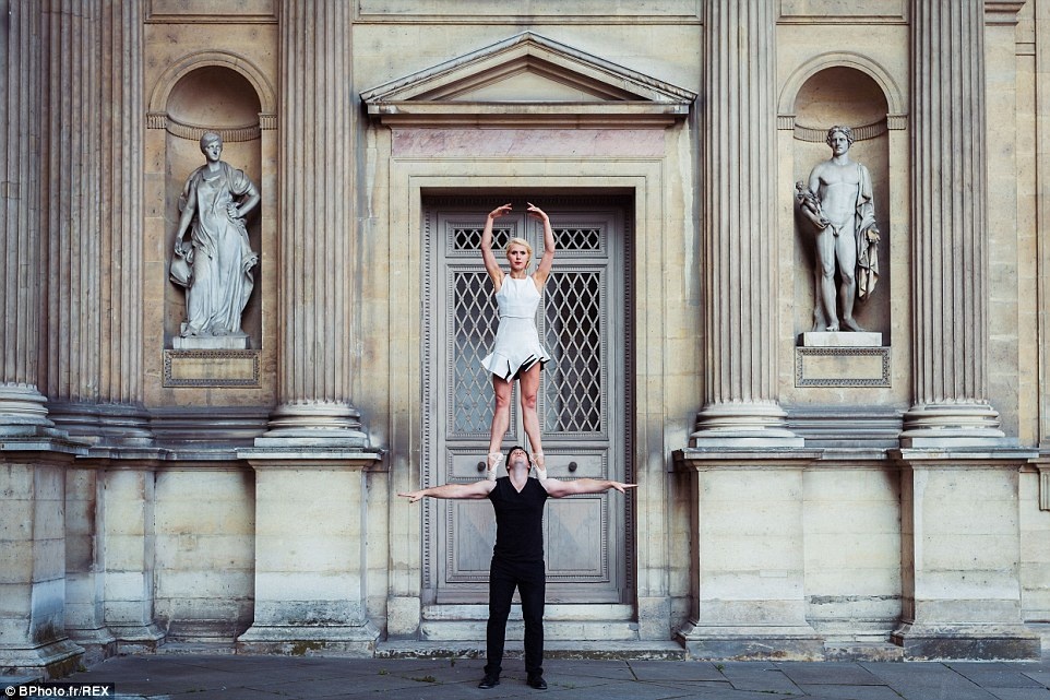 Ashlee đứng trên vai Richard ở bảo tàng Louvre, Paris.