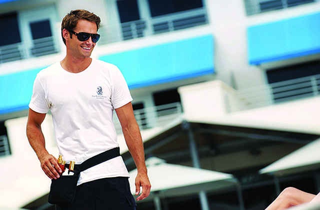 10. Nhân viên chuyên phục vụ việc tắm nắng, bãi biển Ritz Carlton South, Miami, Mỹ: Những chỗ bạn không thể với tới để thoa kem là nhiệm vụ chính của nhân viên chuyên phục vụ tắm nắng, người chịu trách nhiệm thoa dầu cho bạn, nhắc bạn thời điểm lật người và phục vụ đồ uống kịp thời.