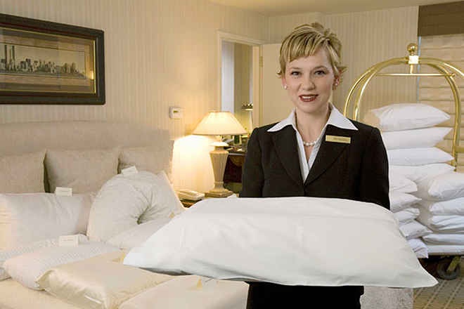 8. Nhân viên phục vụ giấc ngủ, khách sạn Benjamin, New York, Mỹ: Tại nơi được mệnh danh là “thành phố không ngủ” này thì việc có một giấc ngủ ngon không dễ dàng chút nào. Khách sạn The Benjamin có nhân viên phục vụ giấc ngủ, cô ấy sẽ giúp bạn ngủ say bằng cách chuẩn bị đồ ăn trước khi ngủ, mát xa và tìm cho bạn chiếc gối thích hợp nhất.