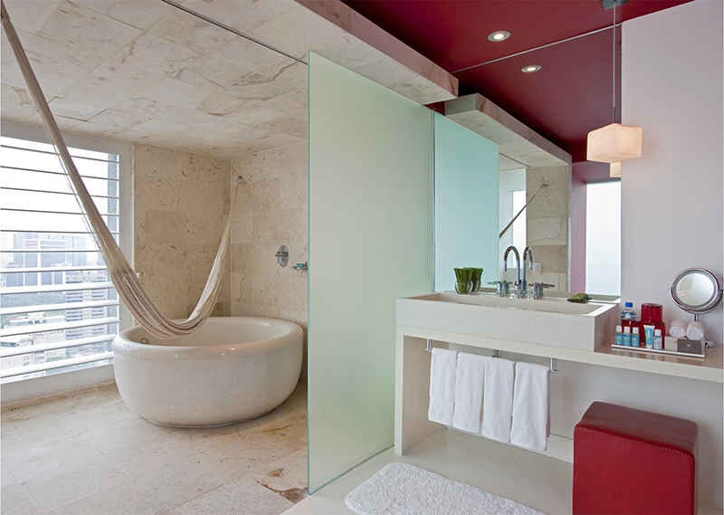 3. Võng treo trên bồn tắm, khách sạn W Hotel, Mexico: Khách sạn này cung cấp một chiếc võng để bạn có thể nằm mơ màng trên bồn tắm.