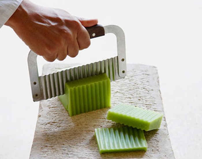 2. Nhân viên cung cấp xà phòng, khu nghỉ dưỡng Tides Riviera Maya, Playa del Carmen, Mexico: Thường thì các khách sạn chỉ cung cấp những loại sữa tắm và xà phòng loại bỏ túi cho bạn, nhưng khu nghỉ dưỡng này có nhân viên chuyên phục vụ các loại xà phòng làm bằng tay với đủ mùi hương trong suốt thời gian bạn ở đó. 