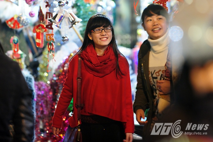 Không chỉ các em nhỏ, nhiều bạn trẻ cũng rất hào hứng chọn đây là địa điểm đi chơi giáng sinh.