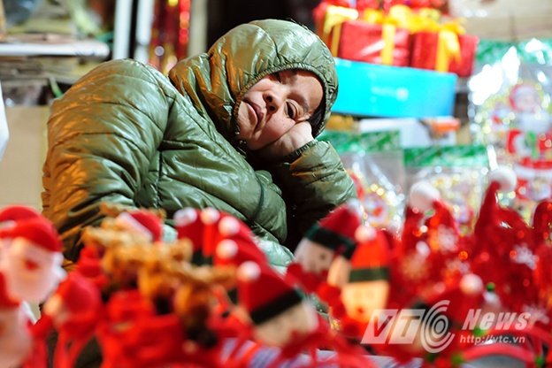 Dù còn gần một tuần nữa mới tới ngày lễ Giáng Sinh, lượng khách chưa đông nhưng nhiều người vẫn cố dọn hàng muộn để thu hút thêm nhiều người mua qua noel.