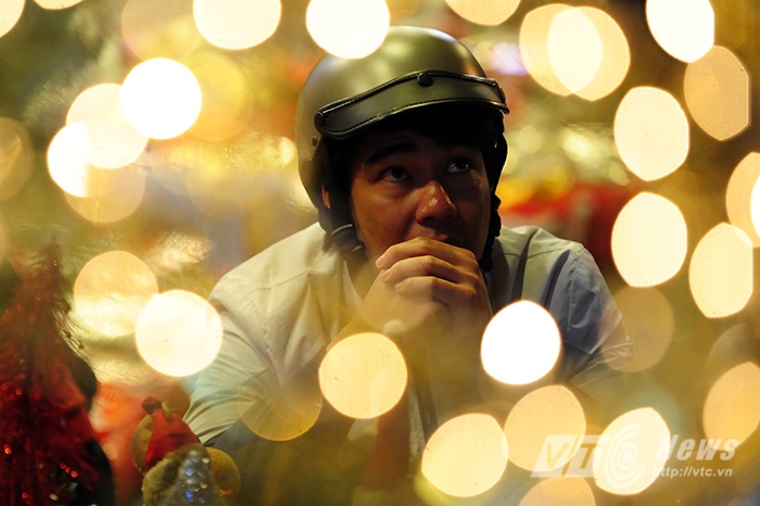 Giáng sinh không chỉ là ngày lễ để tặng quà cho trẻ con mà cũng là dịp để người lớn thể hiện tình cảm, trao nhau cảm giác ấm áp và hạnh phúc.