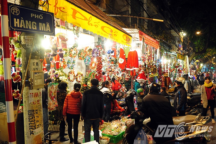 Còn gần một tuần nữa mới tới giáng sinh nhưng trên nhiều con phố cổ Hà Nội đã lung linh ngập tràn sắc màu của ngày lễ noel, không khí trở nên ấm áp hơn trong tiết trời giá lạnh cuối năm.