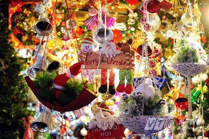 Những món đồ trang trí đặc trưng của ngày lễ giáng sinh luôn là mặt hàng thu hút được nhiều người mua nhất.