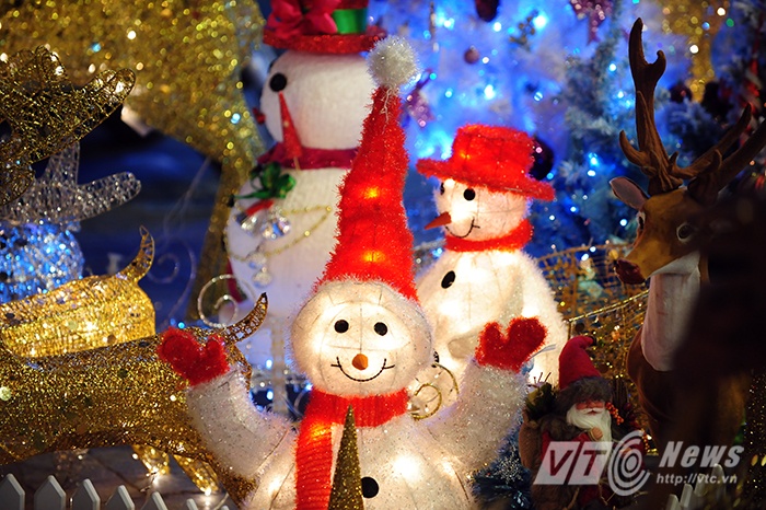 Mỗi món đồ trang trí đều mang một câu chuyện và ý nghĩa rất riêng của mình về ngày lễ giáng sinh.