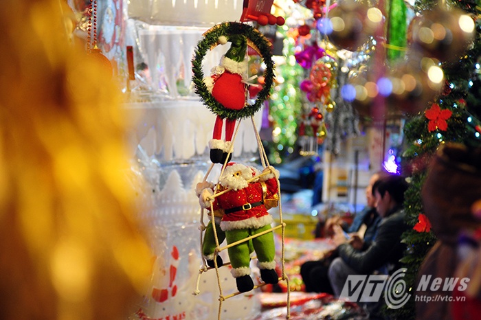 Ông già Noel, tinh thần của ngày lễ Giáng Sinh. Ông già Noel hay thánh Nicolas được biết đến với tình yêu đối với trẻ em, theo truyền thuyết ông sống và làm việc ở Bắc Cực. Vào đêm Giáng Sinh, ông sẽ tới nhà và phát quà cho những đứa trẻ ngoan.