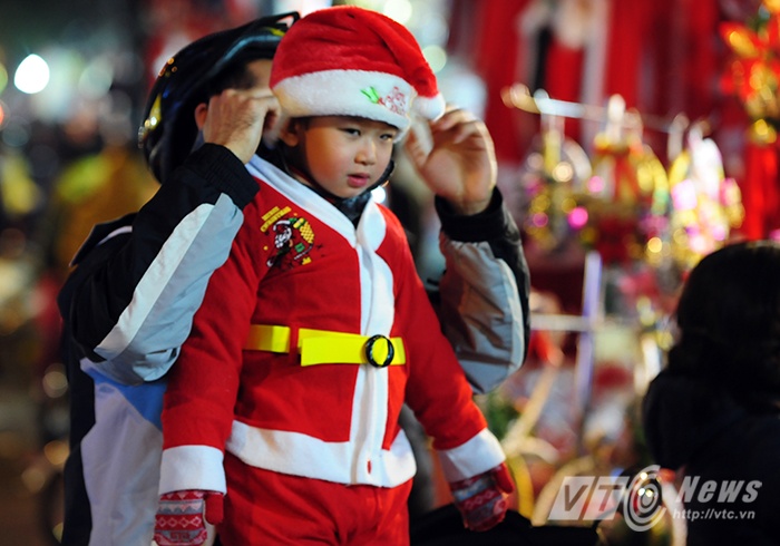 Tại Việt Nam, ngày nay dù không chính thức nhưng Giáng sinh dần dần được coi như một ngày lễ chung, thường được tổ chức vào tối 24 và kéo sang ngày 25 tháng 12.