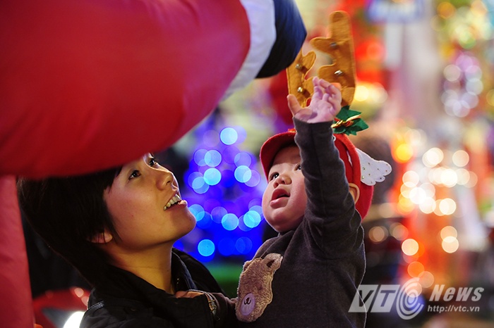 Vào những ngày này, các em nhỏ thường cùng cha mẹ tới phố Hàng Mã, Lương Văn Can để tận hưởng không khí Giáng Sinh.
