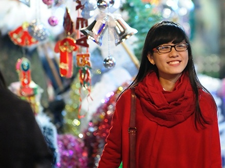 Pho co Ha Noi lung linh trong sac mau Giang sinh hinh anh