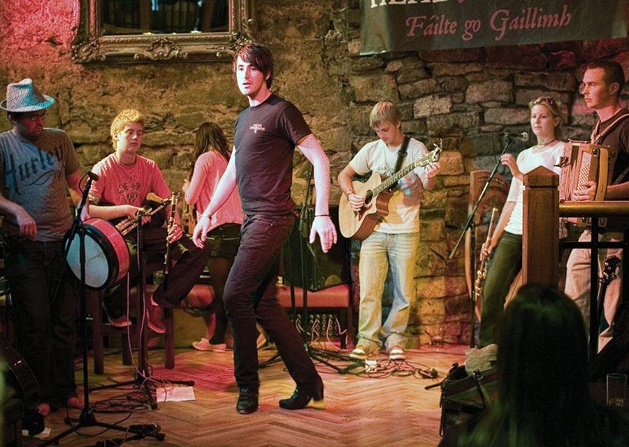 Có rất nhiều kỳ nghỉ và dịp ăn mừng: Trong năm 2014, người dân Argentina có tới 15 kỳ nghỉ chính thức, trong đó có tới 8 kỳ nghỉ dài. Bên cạnh đó, mọi người còn tranh thủ ăn mừng mọi lúc có thể: tiệc chia tay trước kỳ nghỉ 2 tuần của đồng nghiệp, tiệc mừng người đó trở về, tiệc mừng ngày đầu tiên của mùa xuân...