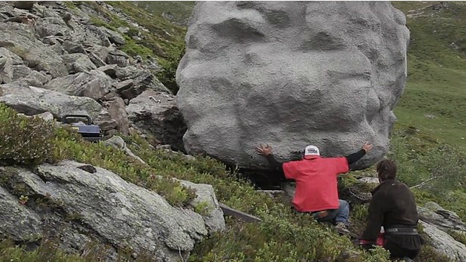 Ngôi nhà này được làm bằng gỗ và hiện đang được đặt chênh vênh bên dãy núi Alps của Thụy Sĩ.
