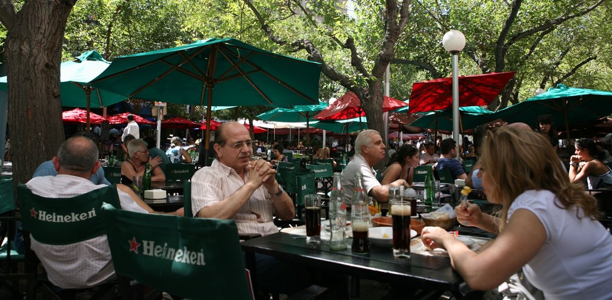 Vội vàng là điều khó chấp nhận: Mọi người thường dừng lại hỏi han nhau một cách tử tế khi gặp. “Đang bận” là một câu trả lời không được chấp nhận, mọi người luôn có thời gian để đi ăn trưa hay uống cà phê một cách thư thả với nhau.