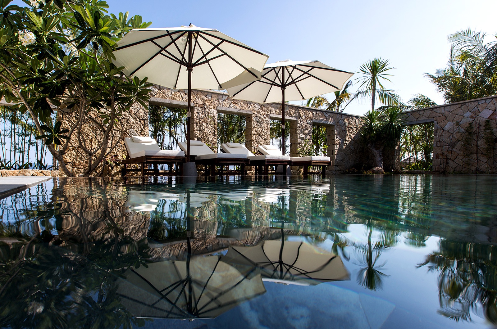 Bể bơi xanh biếc giữa màu xanh của cây cối đem lại cho khách cảm giác thư thái.