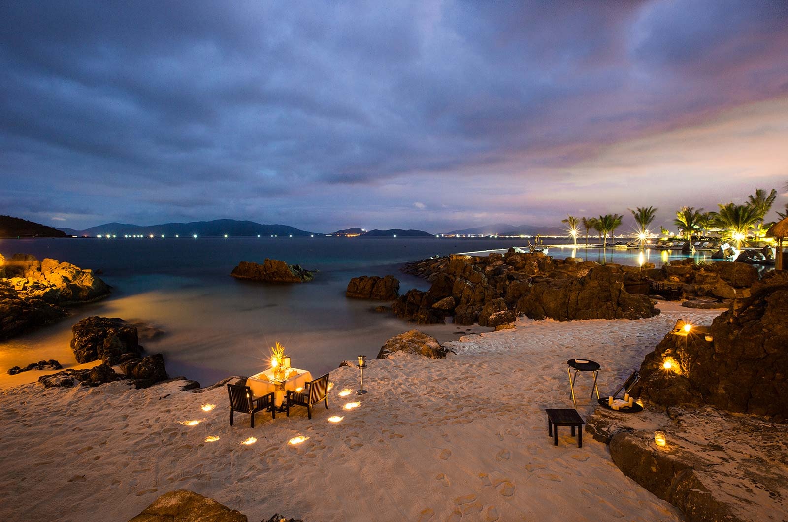 Bữa tối lãng mạn trên bãi biển lộng gió có thể khiến bất cứ cặp đôi nào hài lòng.