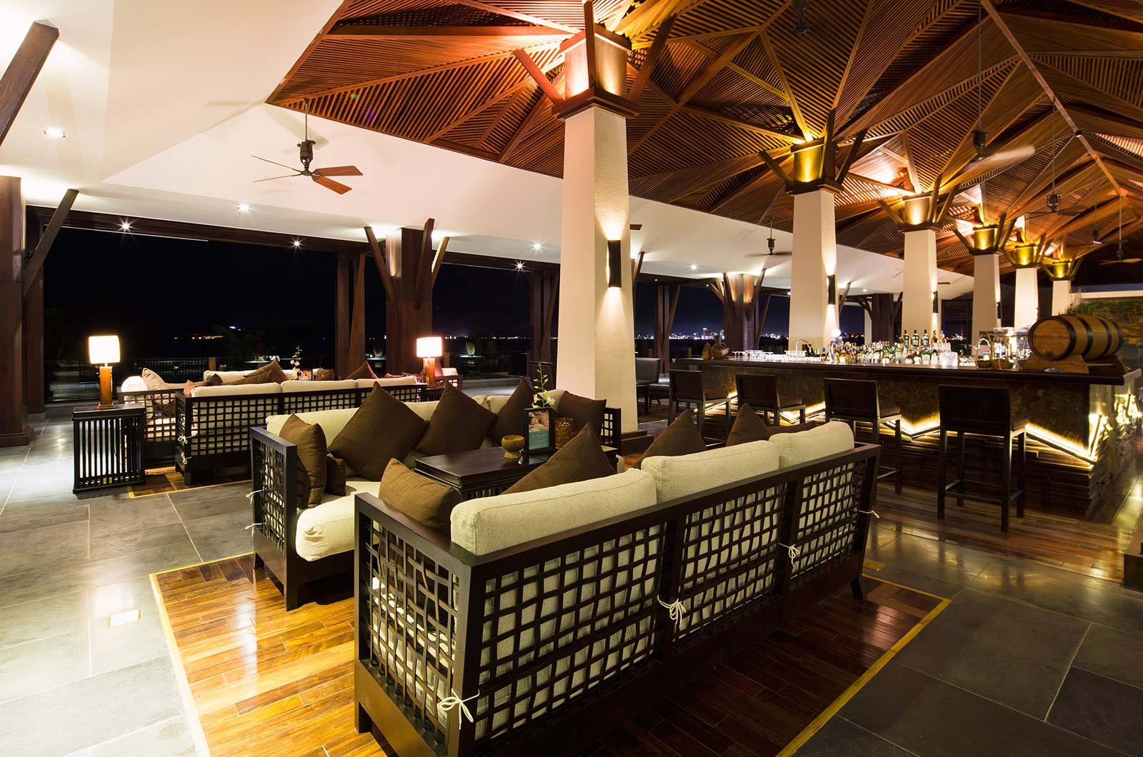 Nhà hàng theo phong cách hiện đại phục vụ các món hải sản Nha Trang, món thịt bò Angus đen nổi tiếng chế biến theo phong cách Úc và tiệc hải sản nướng độc đáo.