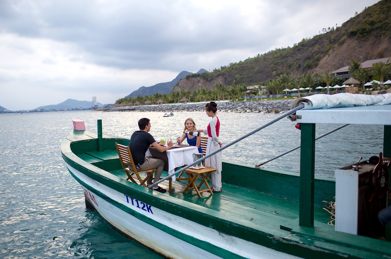 Các cặp đôi có thể thưởng thức bữa ăn ngoài trời giữa mênh mông trời biển.