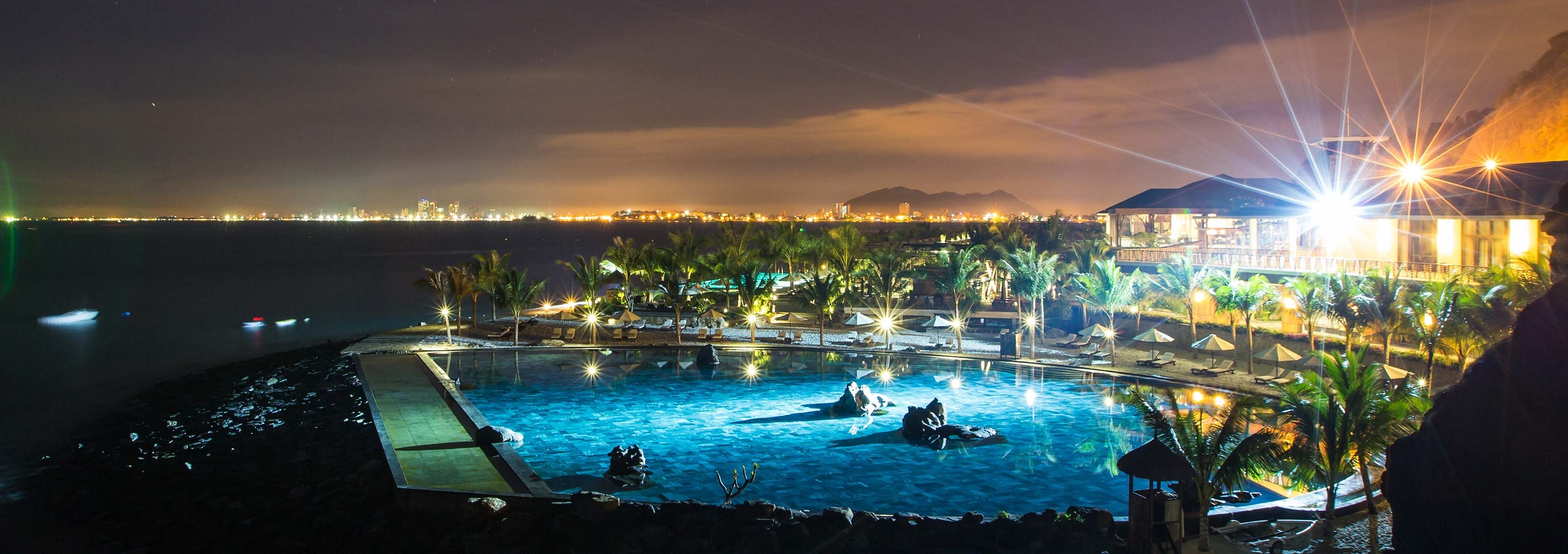 Khu nghỉ dưỡng về đêm lộng lẫy dưới ánh đèn, đem lại bầu không khí lãng mạn và dịu dàng cho các cặp đôi.