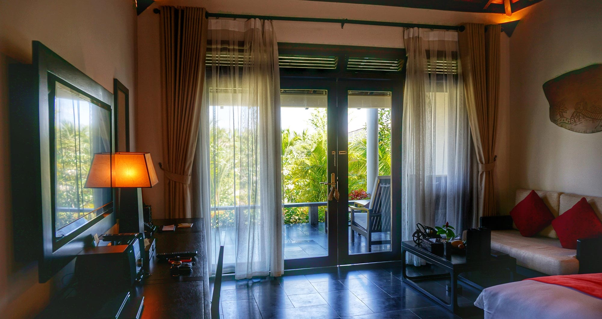 Các phòng có nội thật trang nhã, thoáng mát, cho du khách hòa mình với thiên nhiên.