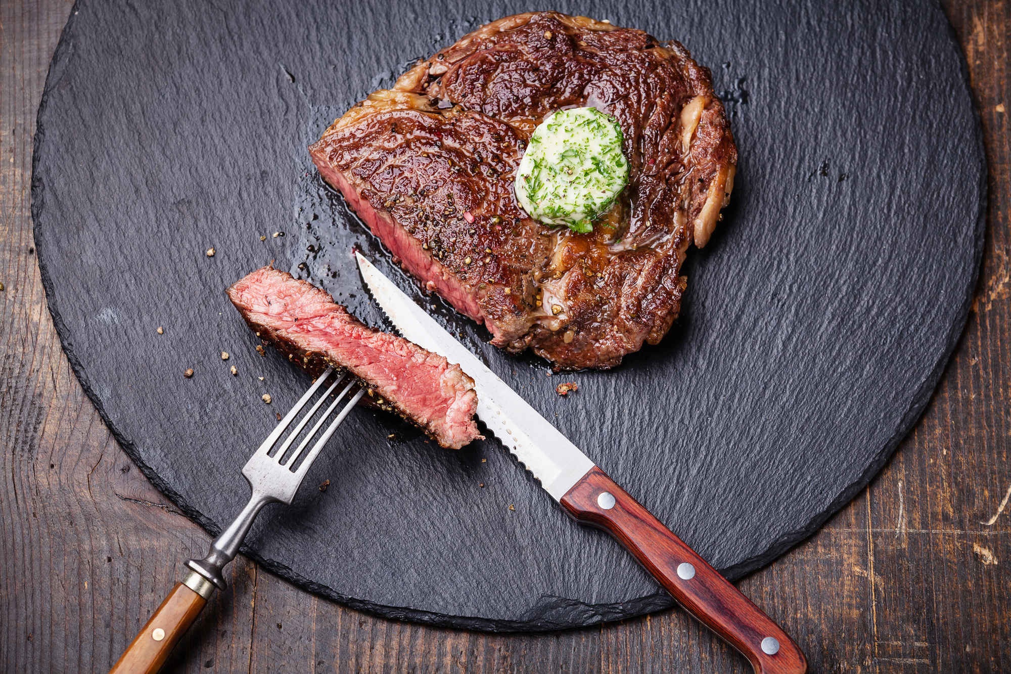 Thực đơn thế nào, thức ăn thế đó: Nếu trên thực đơn ghi “salad cà rốt” và nguyên liệu duy nhất được liệt kê thì bạn sẽ có một bát cà rốt thái nhỏ. Đừng hi vọng sẽ có thêm nguyên liệu khác trong món bạn gọi. Ví dụ bạn gọi thịt bò thì sẽ chỉ có nguyên thịt bò trên đĩa, các món ăn kèm phải gọi riêng. Và ở đây mọi người cũng không có thói quen gói đồ thừa mang về, bạn chỉ nên gọi vừa đủ ăn thôi.