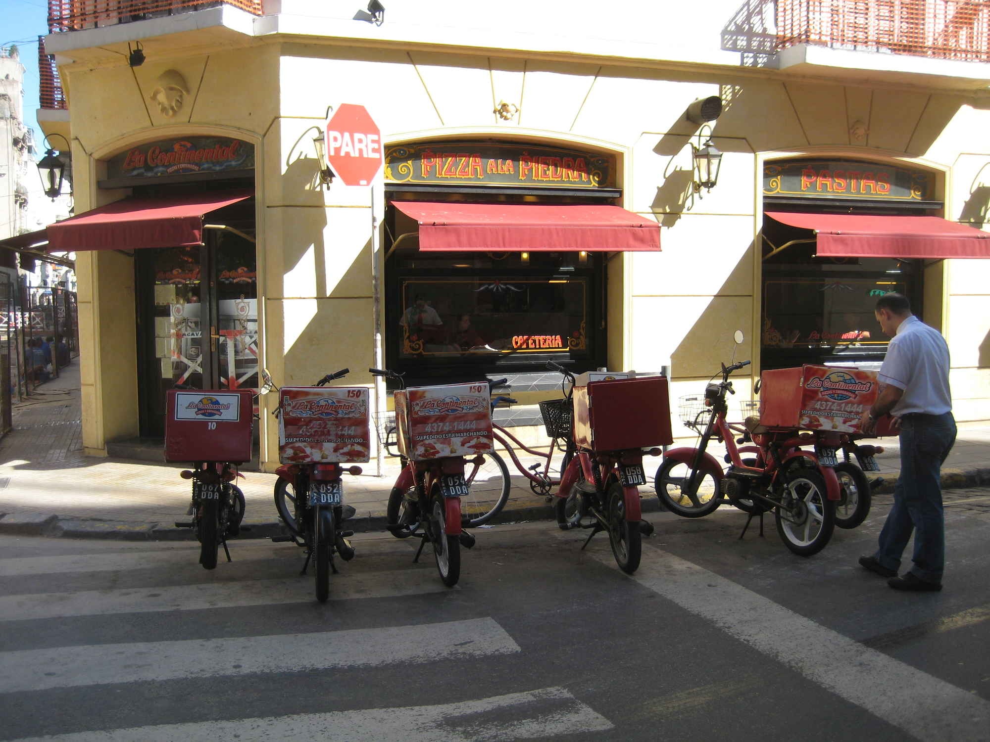 Mọi thứ đều có thể được giao tận nhà: Hết rượu hay kem trong một bữa tiệc ư? Gọi người mang tới. Sáng thức dậy ngại nấu ăn ư? Hãy gọi người giao bữa sáng tới tận nhà. Bạn có thể gọi cà phê từ quán gần nhà, phục vụ sẽ đem ngay đồ uống đầy đủ tới nhà bạn và quay lại thu dọn sau.