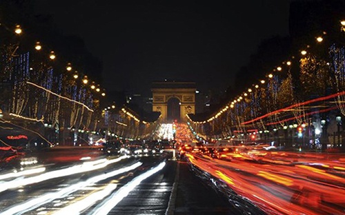 Đường phố Paris đông đúc hơn bình thường và ấm áp dưới sắc màu Giáng sinh.