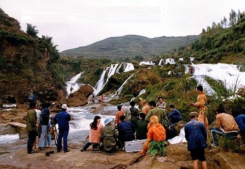 Quay cảnh Hoa Quả Sơn phía trên thác Hoàng Quả Thụ. Ảnh: Giaoduc.net