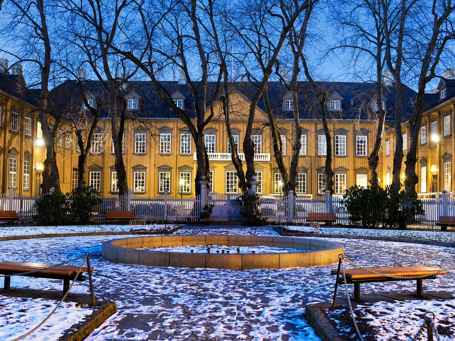 Stiftsgården, Trondheim: Khu nhà hoàng gia này được hoàn tất vào năm 1778 và là một trong những công trình bằng gỗ lớn nhất vùng Scandinavia với chiều dài lên tới 58m. Đây là hình mẫu cho phần bên trong lâu đài của Anna và Elsa.