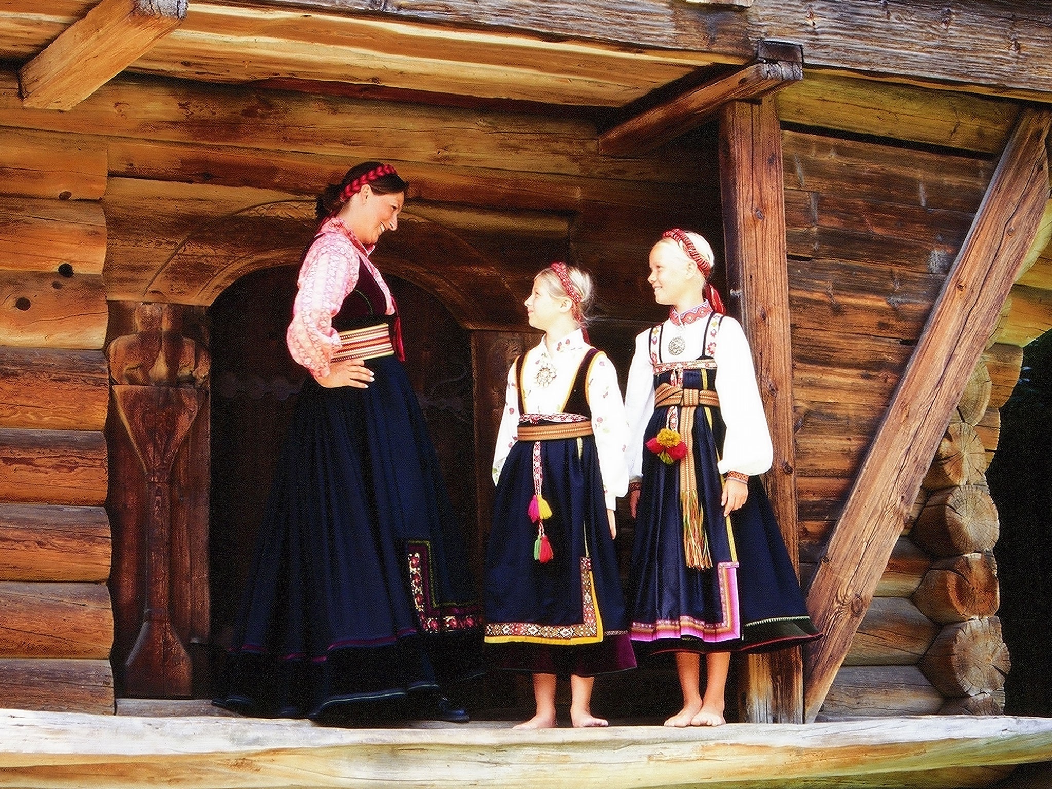 Bảo tàng Norsk Folkemuseum, Oslo: Trang phục khiêu vũ truyền thống được trưng bày ở bảo tàng Norsk Folkemuseum, Oslo, đã gợi cảm hứng cho những bộ váy tuyệt đẹp của Anna, Elsa và người dân trong phim.