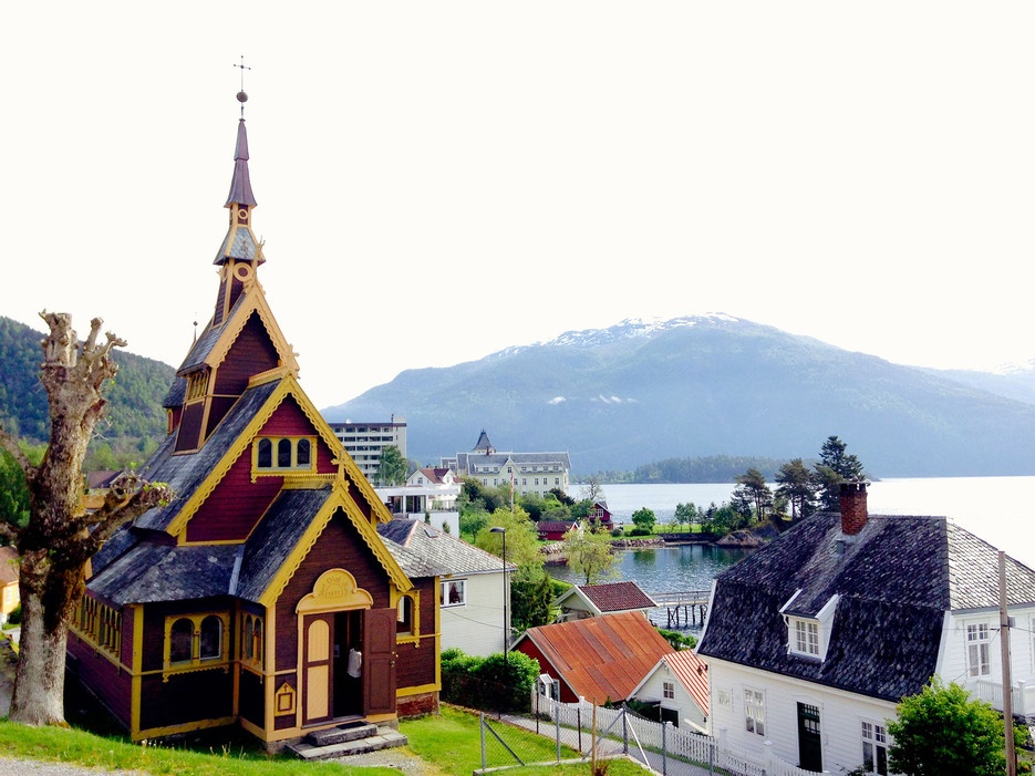 Nhà thờ St. Olaf, Balestrand: Nhà thờ tuyệt đẹp này là hình mẫu của nhà nguyện trong cảnh đăng quang của Elsa. Nhà thờ còn là tên của người tuyết được yêu mến trong phim.