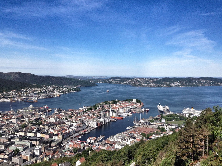 Đường sắt leo núi Floibanen và rừng Yêu Tinh, Bergen: Nếu bạn đang ở Bergen và muốn chiêm ngưỡng toàn cảnh thành phố, hãy tới rừng Troll. Bạn sẽ mất 10 phút đi hết đường sắt leo núi Floibanen để lên tới đỉnh. Ngay cạnh ga là một “rừng Yêu Tinh” nổi tiếng của Na Uy.