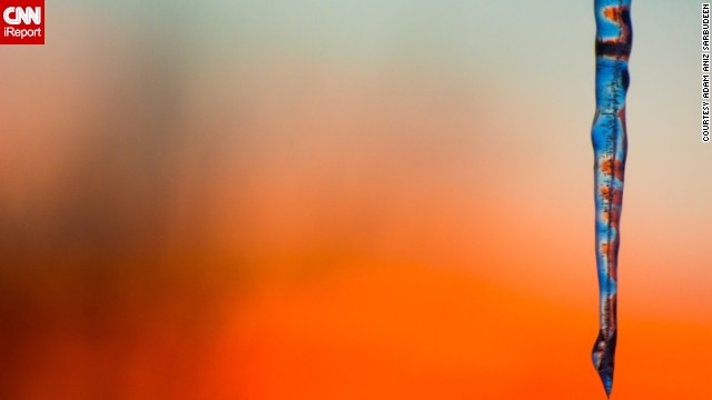 Columbus, Indiana, Mỹ: Sau một trận bão tuyết ở Columbus, Adam Aniz Sarbudeen đã chụp lại cảnh mặt trời lặn rực rỡ qua một trụ băng.