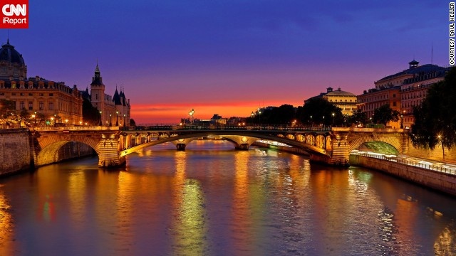 Paris, Pháp: Hoàng hôn buông xuống sông Seine ở Paris.