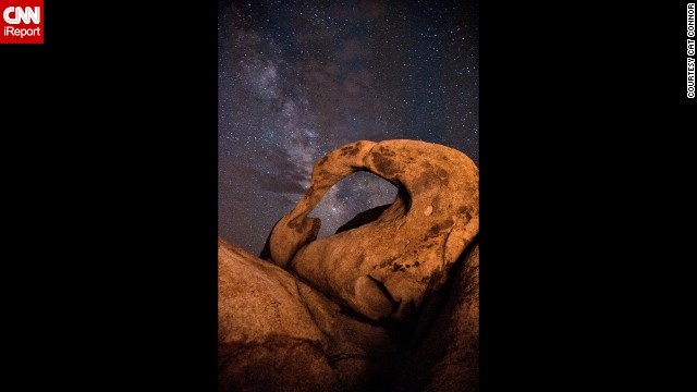 Lone Pine, California, Mỹ: Một nhiếp ảnh gia đã may mắn ghi lại được hình ảnh của dải Ngân hà sau cổng vòm Mobius ở Lone Pine, California.