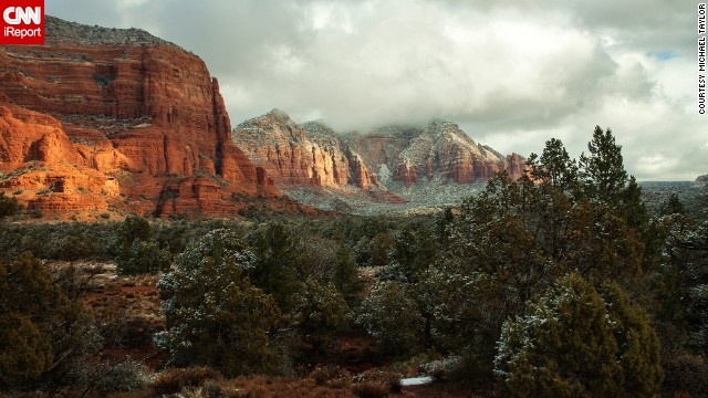 Sedona, Arizona, Mỹ: Khung cảnh nơi đây thật đẹp với lớp tuyết mỏng và ánh Mắt Trời hé lộ sau những đám mây.