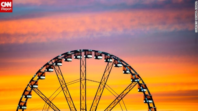 Paris, Pháp: “La Grande Roue de Paris” là một đu quay khổng lồ có thể dịch chuyển được, cao tới 60m và có 42 khoang, mỗi khoang chứa được 8 người.