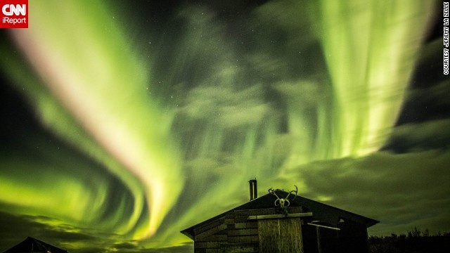 Eo biển Bering, Alaska: Bắc Cực quang lộng lẫy trên bầu trời gần eo biển Bering của Alaska.
