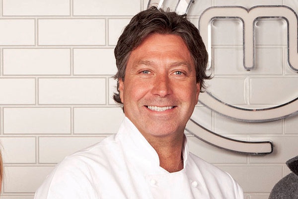1. John Torode, giám khảo MasterChef: Vài năm trước tôi tới Morocco ghi hình. Trong đêm đầu tiên tại khách sạn, chúng tôi đang uống rượu ở bể bơi thì một người đàn ông lên cơn đau tim và qua đời ngay trước mặt chúng tôi. Ngày hôm sau, trời nóng tới 40 độ C và chúng tôi phải lên chân núi Atlas. Tôi đã bị ngã nước và không khí nhìn chung rất căng thẳng.