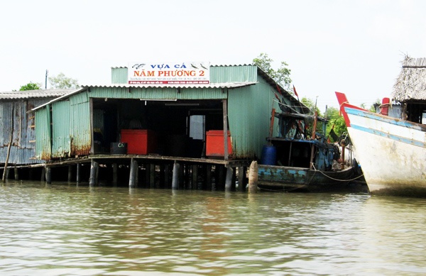 Cửa hàng hai bên bờ sông