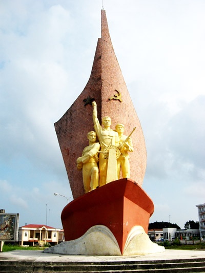 Tượng đài công viên ở Năm Căn