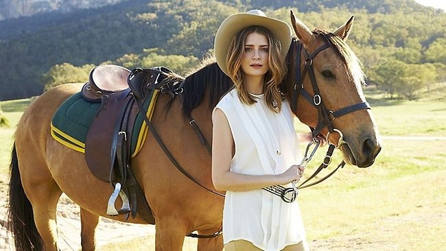 7. Mischa Barton, diễn viên: Những tay săn ảnh là điều tôi không ưa nhất trong một kỳ nghỉ. Bạn sẽ không tin họ có thể làm gì để chụp được ảnh đâu. Tôi nghĩ có lần họ đã xì lốp xe tôi trong lúc tôi đi nghỉ ở Formentera với bạn trai. Chúng tôi buộc phải xem xét xe trong lúc các tay săn ảnh vây quay và chụp lại từng chi tiết. Đó là lý do tôi thích đi nghỉ ở vùng núi hơn.